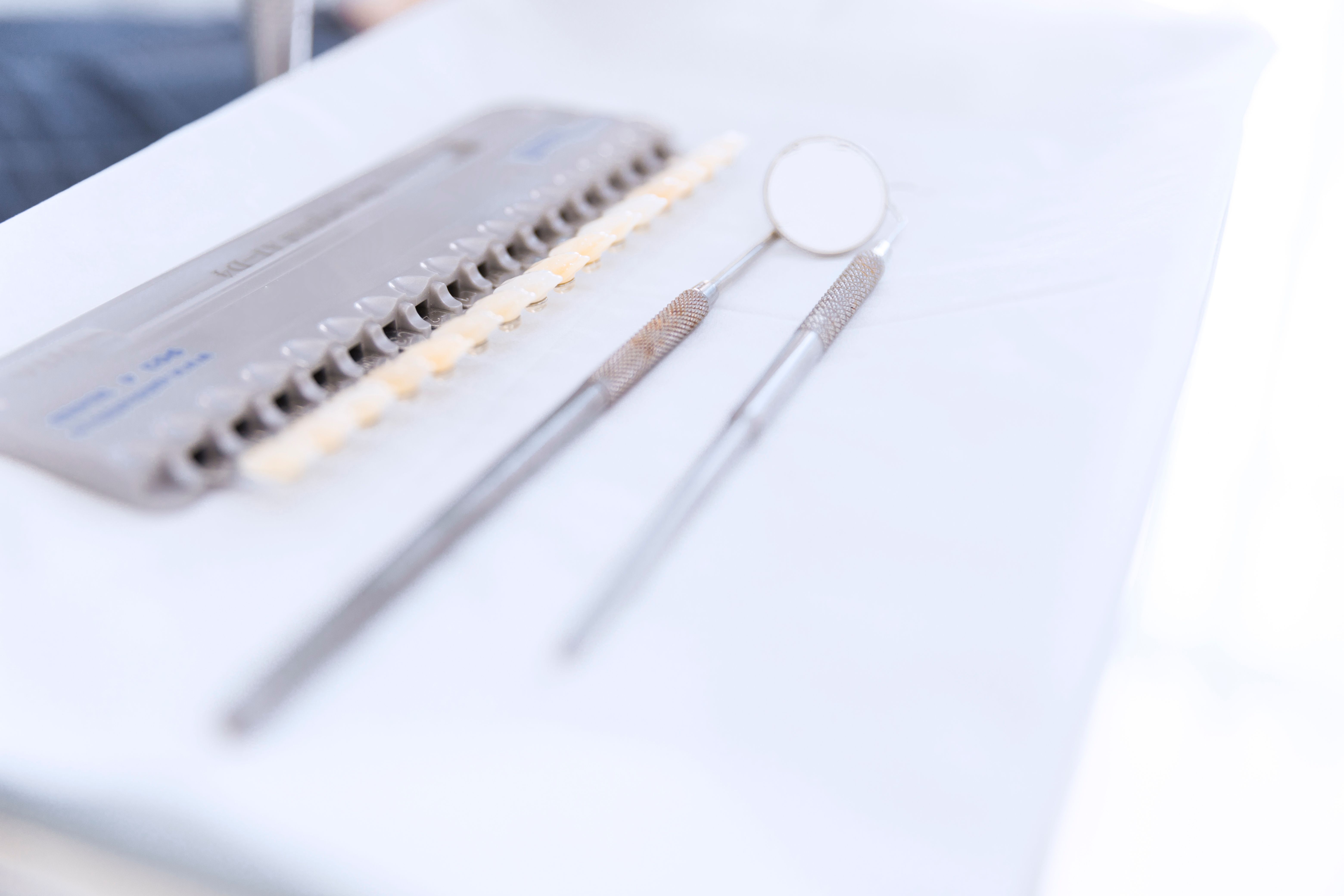 palette-teeth-shades-with-dental-mirror-probe-desk